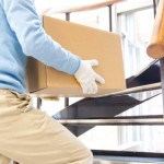 荷物を持って階段を登っている人