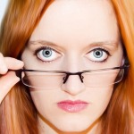 メガネを持って睨んでいる人