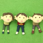 空を見上げている三人の人間