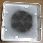 黒く汚れている24時間換気のフィルター
