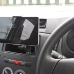 ダイハツミラバン(L275V)の車内に設置したタブレット