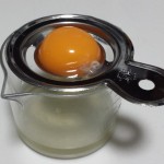 黄身取り器 C-9613を使って黄身と白身を分離している様子