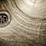 水を流しているシンク