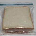密閉容器に入れたラップで包み込んだ食パン