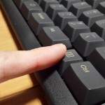 東プレ REALFORCE 108UBK SJ08B0のコンテキストメニューキーを押している様子