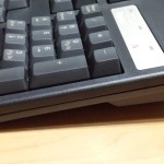 チルトスタンドを立てた状態の東プレ REALFORCE 108UBK SJ08B0