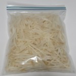 冷凍された密閉容器に入っているもやし