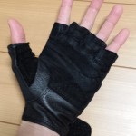 ハービンジャー(Harbinger) 155トレーニンググローブを装着している様子