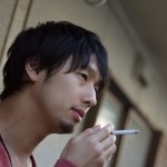 タバコを吸っている男性