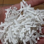 手の平にのせたシュレッダーで裁断後の紙
