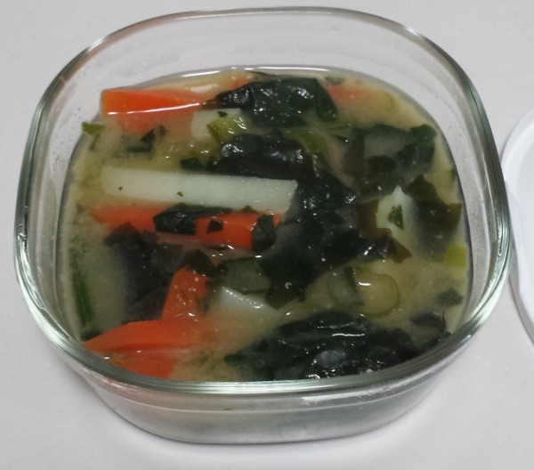 保存容器に入れた味噌汁