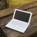 ベンチの上に置かれたノートパソコン