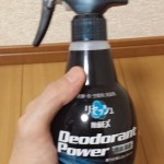 手に持っている黒 リセッシュ デオドラントパワーのボトル