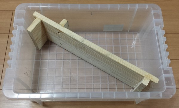 コンテナボックスに収納している状態の包丁研ぎ台