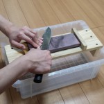 #5000の砥石で包丁を研いでいる様子