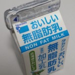 斜め上から見た紙パッククリップを使って開封している様子