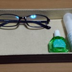 ニトリの卓上小物入れにPC用の眼鏡と点鼻薬、目薬を入れている様子