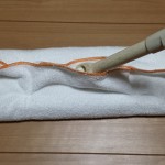 激落ちふきんをクイックルワイパーにセットしている様子