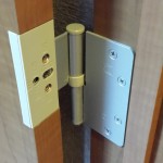 ドアの下側の蝶番(ちょうつがい)