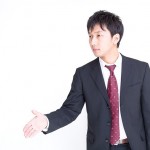 握手しようとしているサラリーマン風の若い男性