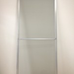 壁に立てかけた状態の網戸