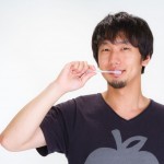 歯磨きをしている髭が生えている若い男性