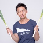 両手にネギを持っている若い男性