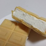 半分に折った状態のFamilyMart collection バニラモナカの断面