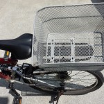 マウンテンバイクの後部にかご(リヤキャリア)を取り付けている状態