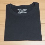 折り畳まれた黒いTシャツ