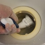 排水口の奥をブラシで掃除している様子