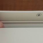 浴室ドア上部の吸気口の蓋を押して開いている様子