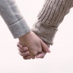 手を繋いでいる様子