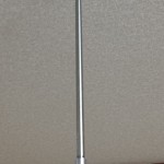 天井からぶら下がっている状態の室内用ホスクリーン スポット型 SPC型の支柱部品