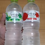 手に持っているいろはすの沖縄県産アロエと長野県産ふじりんごのボトル