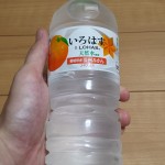 手に持っているいろはす温州みかんのペットボトル