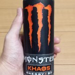 手に持っているモンスターエナジーカオスの缶