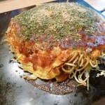 鉄板の上のお好み焼き