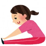 赤い服を着て柔軟体操をしている人