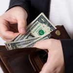 長財布から紙幣を取り出している様子