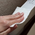 ウォシュレットのボタン部を掃除している様子