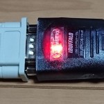 赤く点灯しているコンソールケーブルと変換ケーブルの接続部