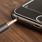 スマホのイヤホンジャックに、ミニステレオプラグを接続しようとしている様子