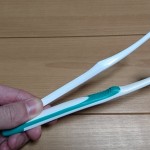 側面から見た普通の歯ブラシとデンタルタフトの比較