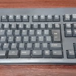 机の上に置いてあるフルキーボード