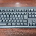 机の上に置いてある掃除後のフルキーボード