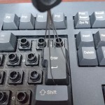 ダイヤテック KeyPuller FKP01でEnterキーのキートップを引き抜いている様子