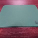 机の上に置かれた緑色のコクヨ 捺印マット IP-900N