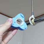 竿ストッパーと天井吊りしている物干し竿