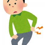左手で腰のあたりを押さえている男性